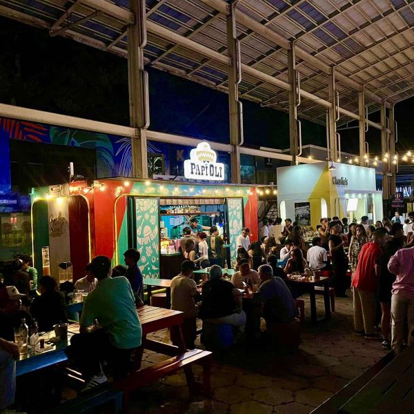 Papi Oli at night with a full crowd